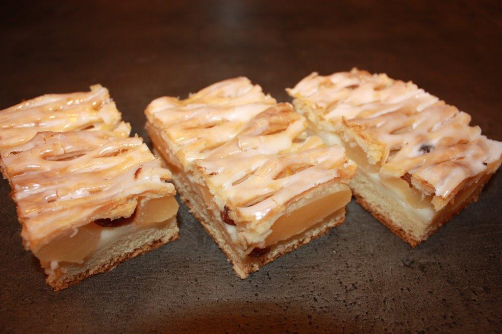 Apfelkuchen mit Blätterteigdecke