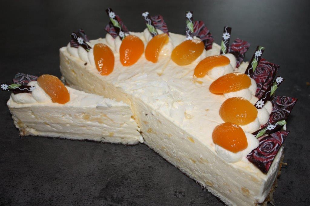 Aprikosensahnetorte