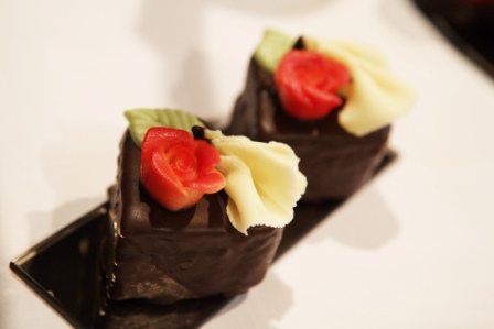 Schokohappen mit Rosen verziert passend zur Hochzeit