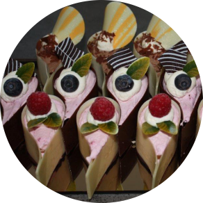 Kleine Törtchen in verschiedenen Formen. Der Link auf dem Bild führt zur Detailseite der Cremedesserts.