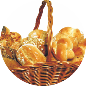 Ein Korb voll mit verschiedenen Brötchensorten. Der Link auf dem Bild führt zu unserem Brot- und Brötchensortiment.